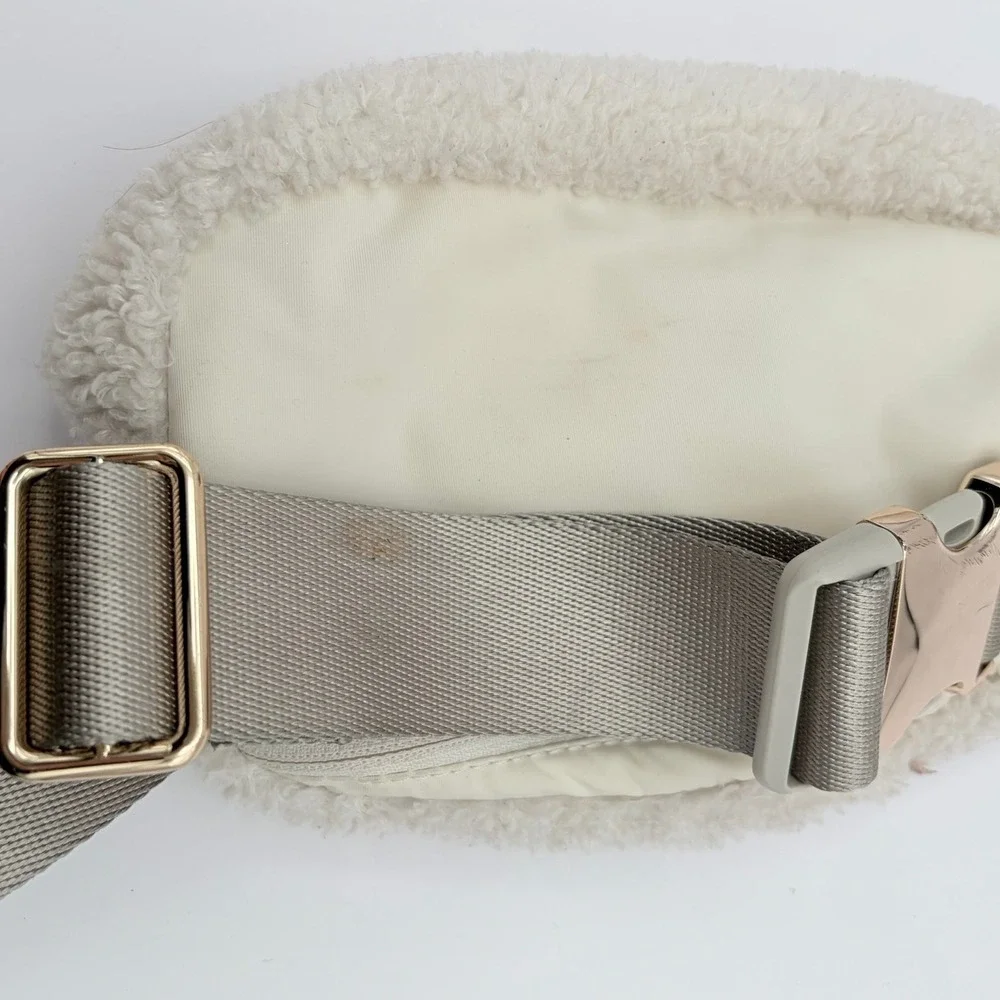 Lululemon Everywhere Belt Bag‎ Fleece White Opal/Gold Sherpa